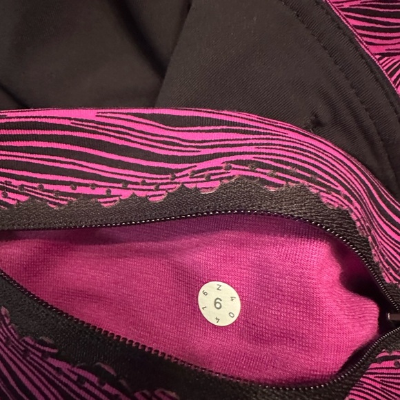 LULULEMON pink and Black Patterned cropped Leggings - Picture 5 of 5